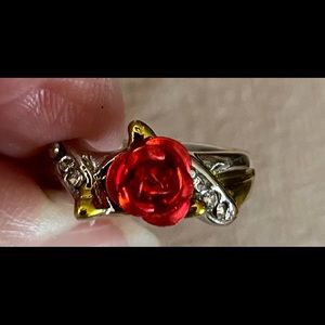 Silvertone size 7 ring with a red rose on top